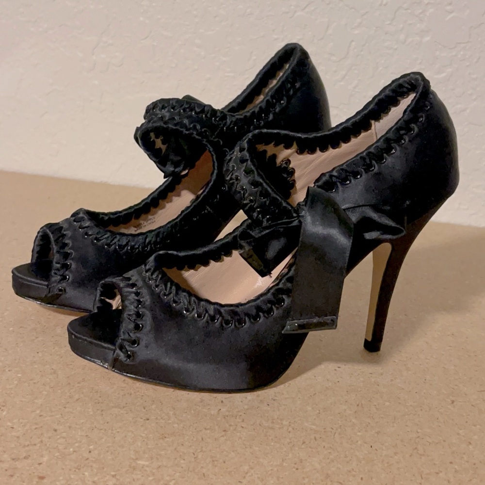 Betsey Johnson Black Bow Elegant Black Peep-Toe Pumps Size 6.5